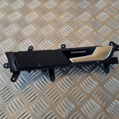 Salona durvju rokturis, priekšējais labais priekš AUDI A6 2008