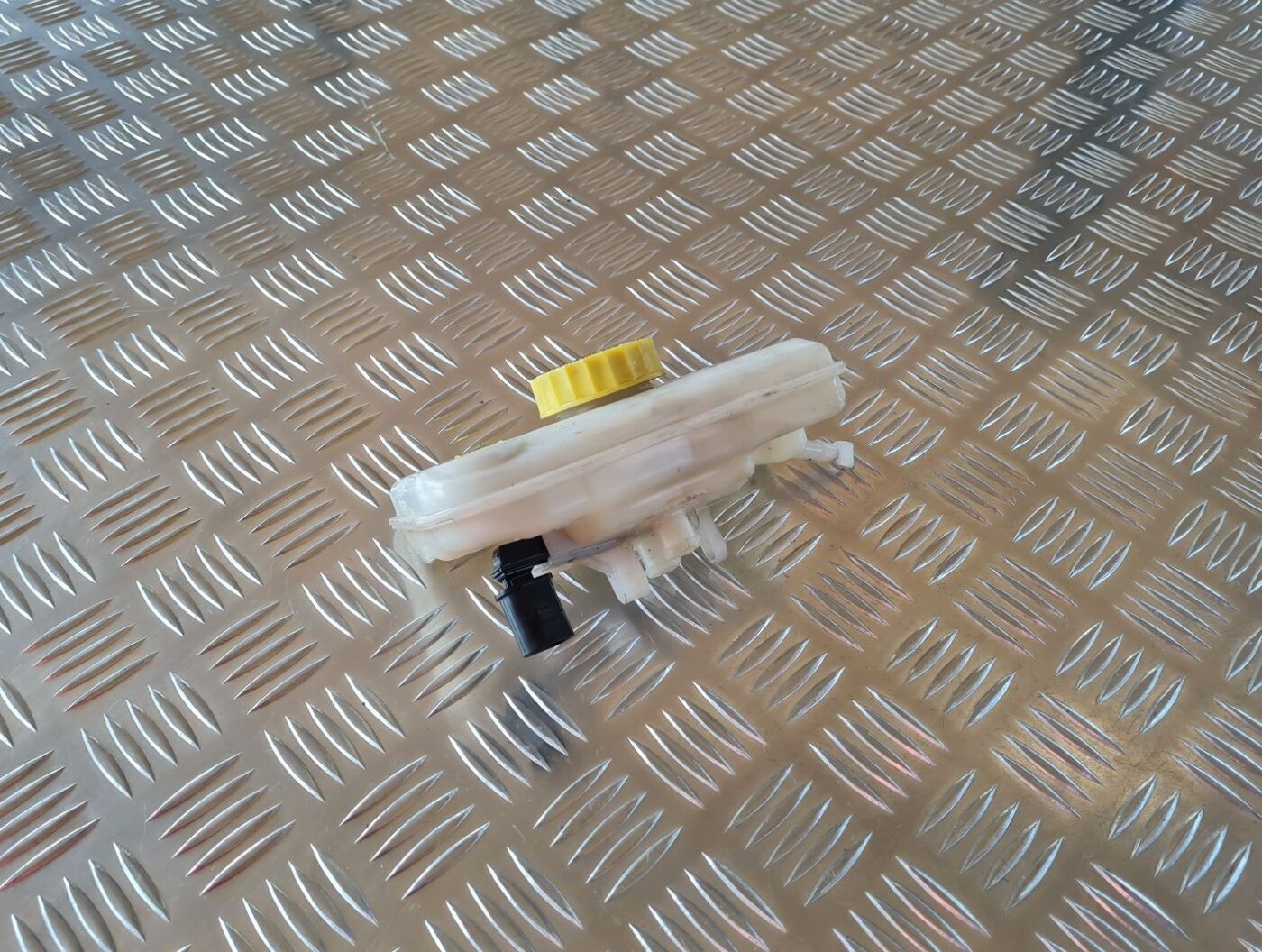 Bremžu šķidruma tvertne priekš AUDI A6 2008