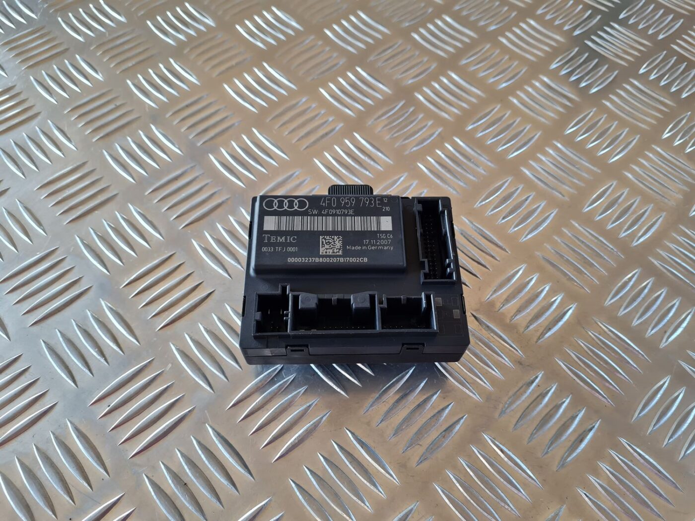 Priekšējo kreiso durvju vadības bloks priekš AUDI A6 2008