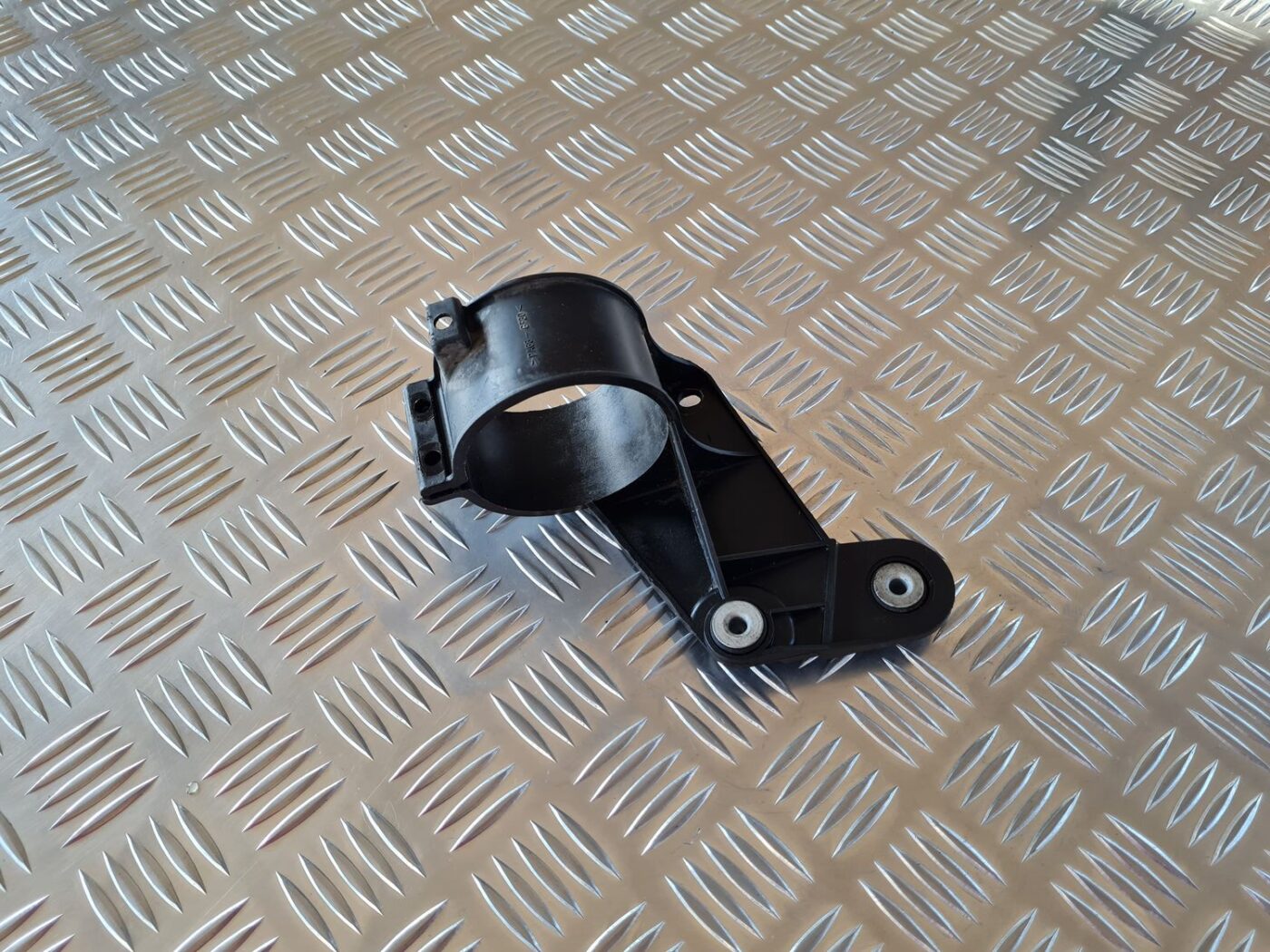 Sausinātāja kronšteins priekš AUDI A6 2008 1 Sausinātāja kronšteins priekš AUDI A6 2008