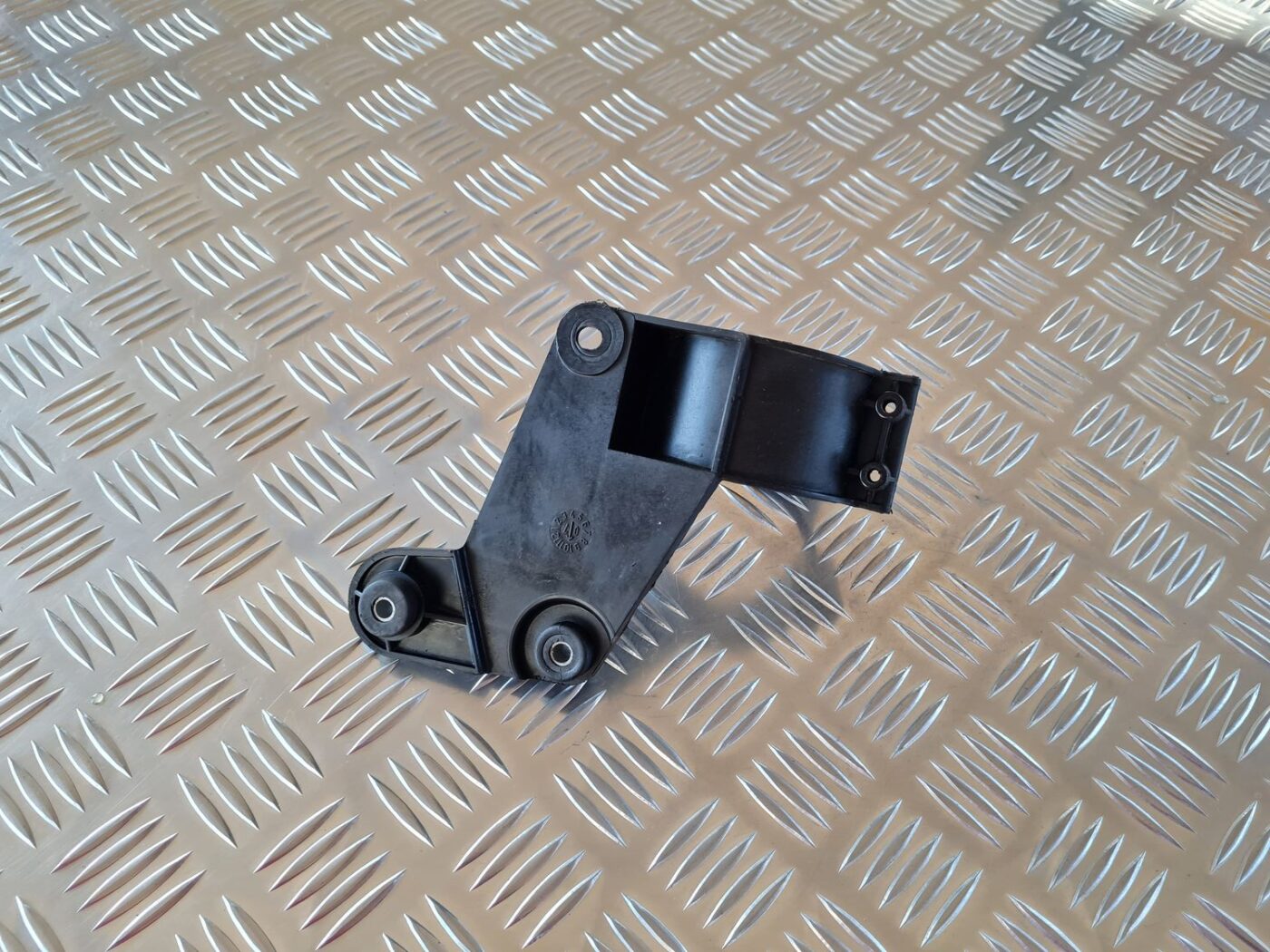 Sausinātāja kronšteins priekš AUDI A6 2008 2 Sausinātāja kronšteins priekš AUDI A6 2008