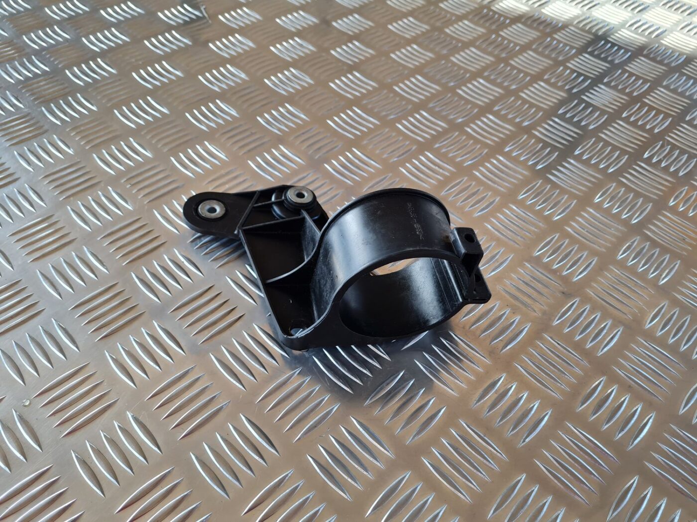 Sausinātāja kronšteins priekš AUDI A6 2008 3 Sausinātāja kronšteins priekš AUDI A6 2008