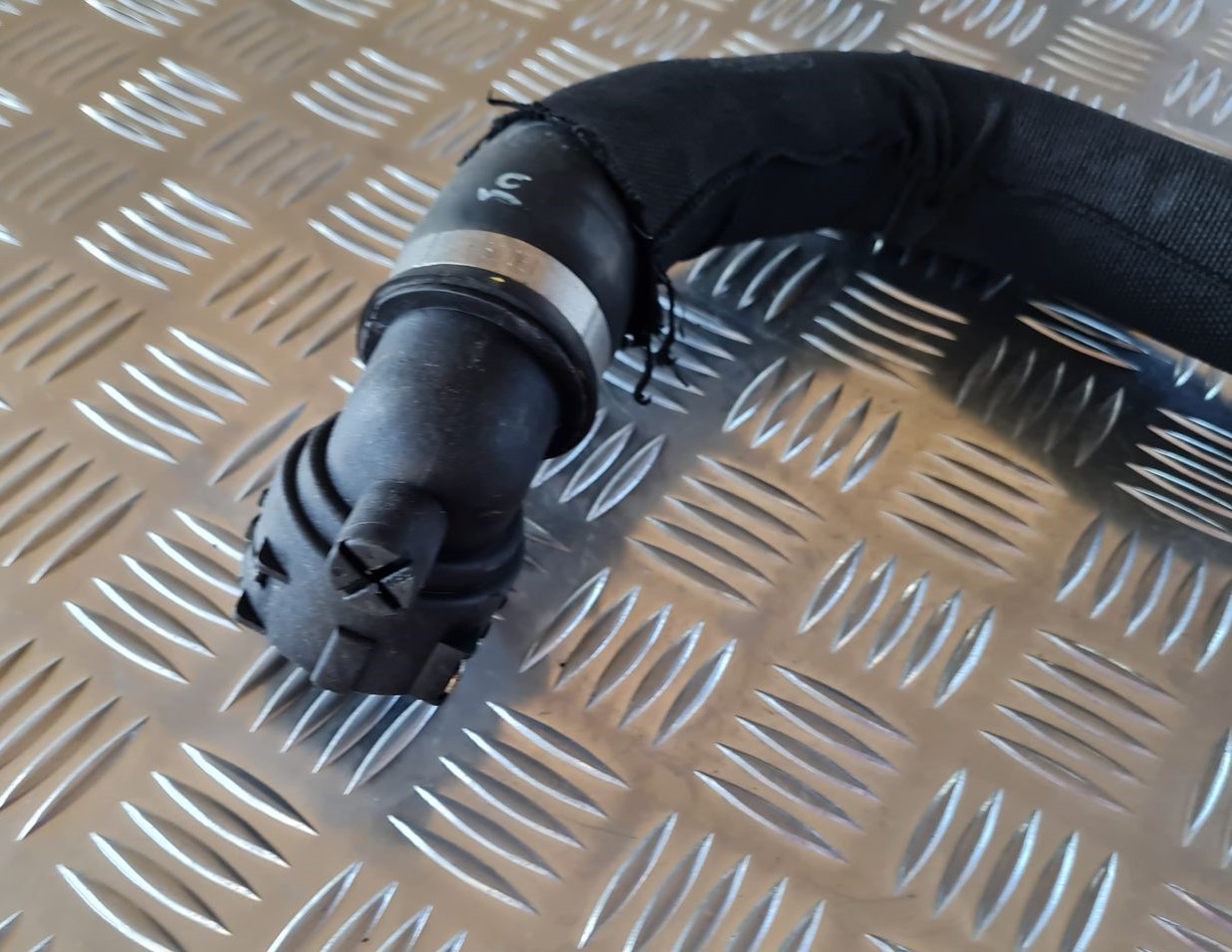 Dzesēšanas caurule priekš AUDI A6 2008 2 Dzesēšanas caurule priekš AUDI A6 2008