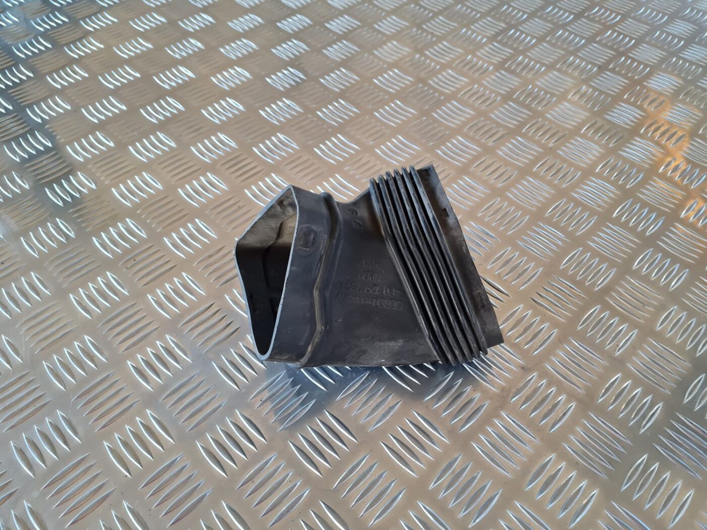 Gaisa filtra korpusa caurule priekš AUDI A6 2008