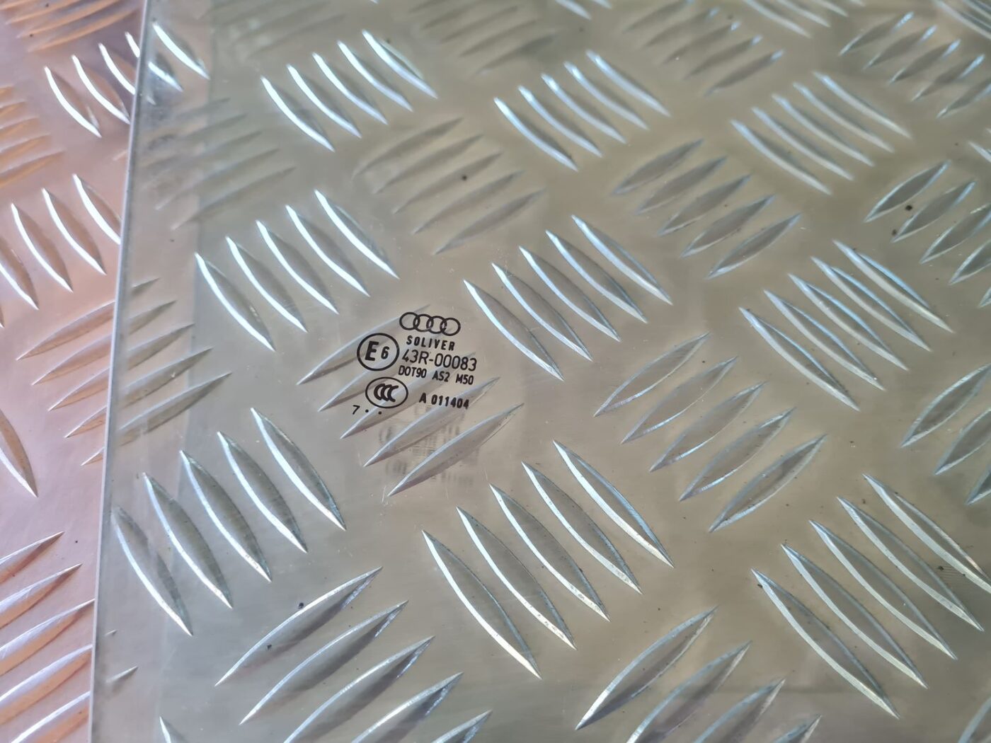 Priekšējo labo durvju stikls priekš AUDI A6 2008