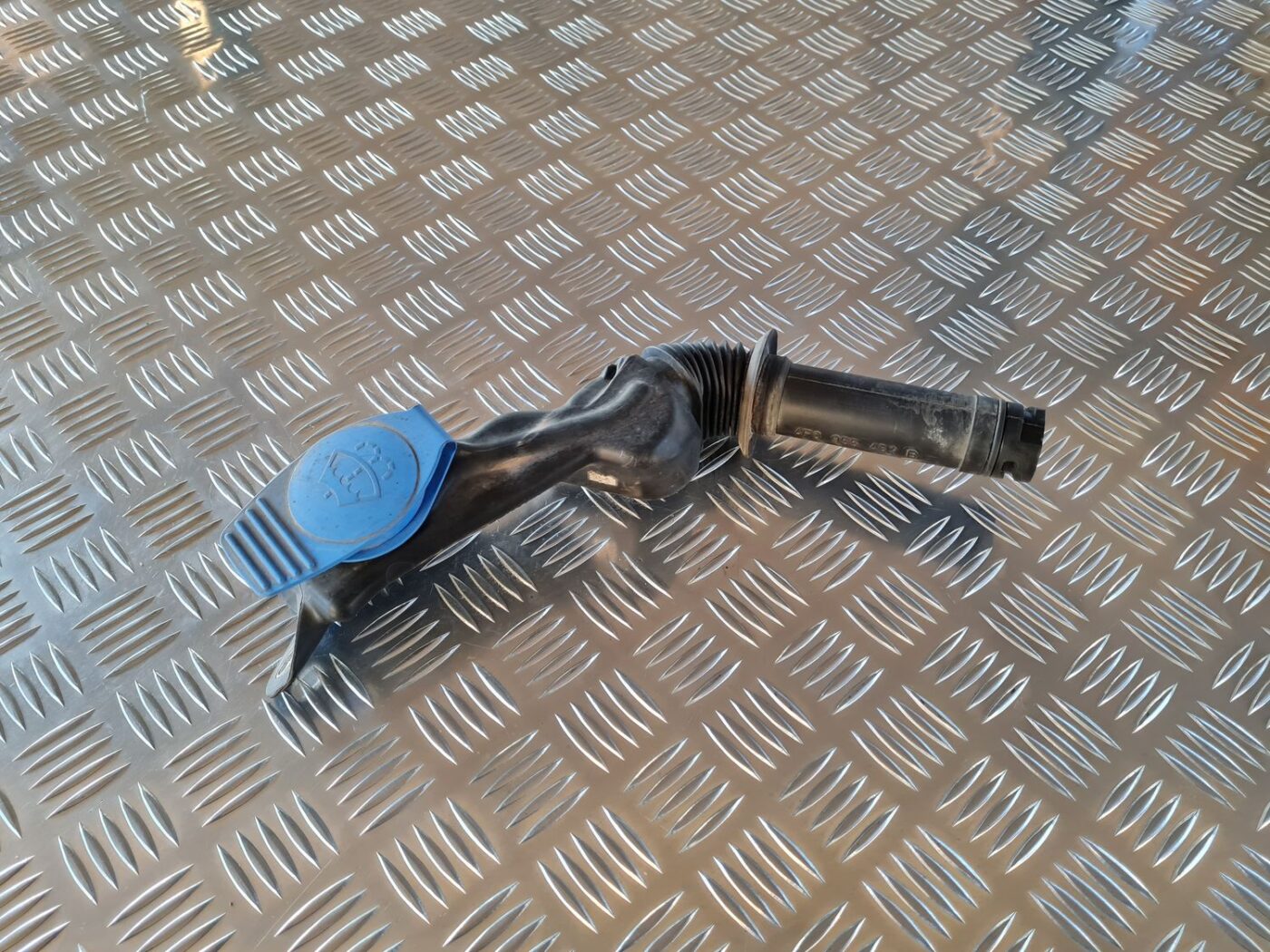 Mazgātāja šķidruma tvertnes uzpildīšanas caurule priekš AUDI A6 2008