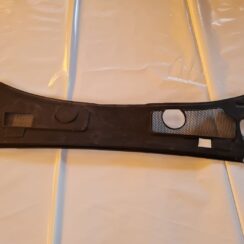 Vējstikla uzlikas (deflektora) režģis priekš AUDI A6 2008