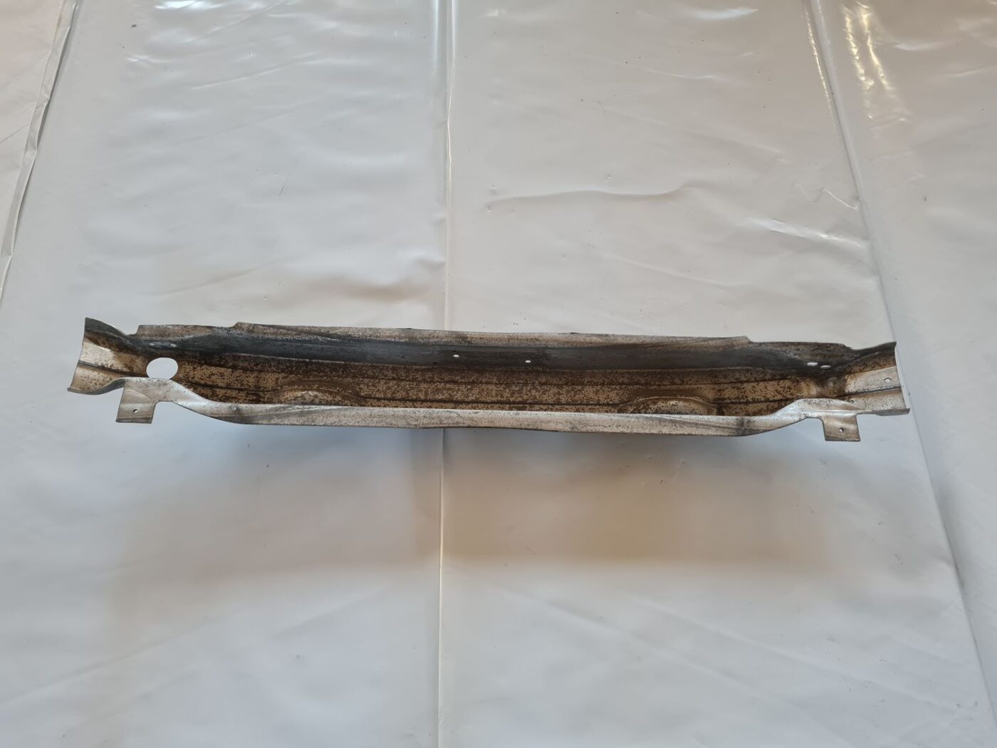 Priekšējā bufera pastiprinātājs priekš AUDI A6 2008 2 Priekšējā bufera pastiprinātājs priekš AUDI A6 2008