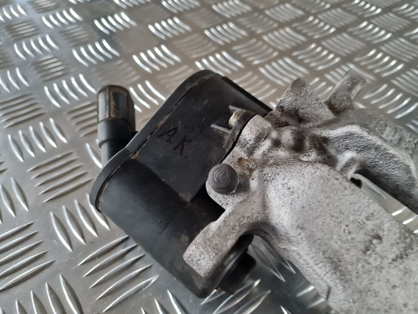 Aizmugurējais kreisais suports priekš AUDI A6 2008 2 Aizmugurējais kreisais suports priekš AUDI A6 2008