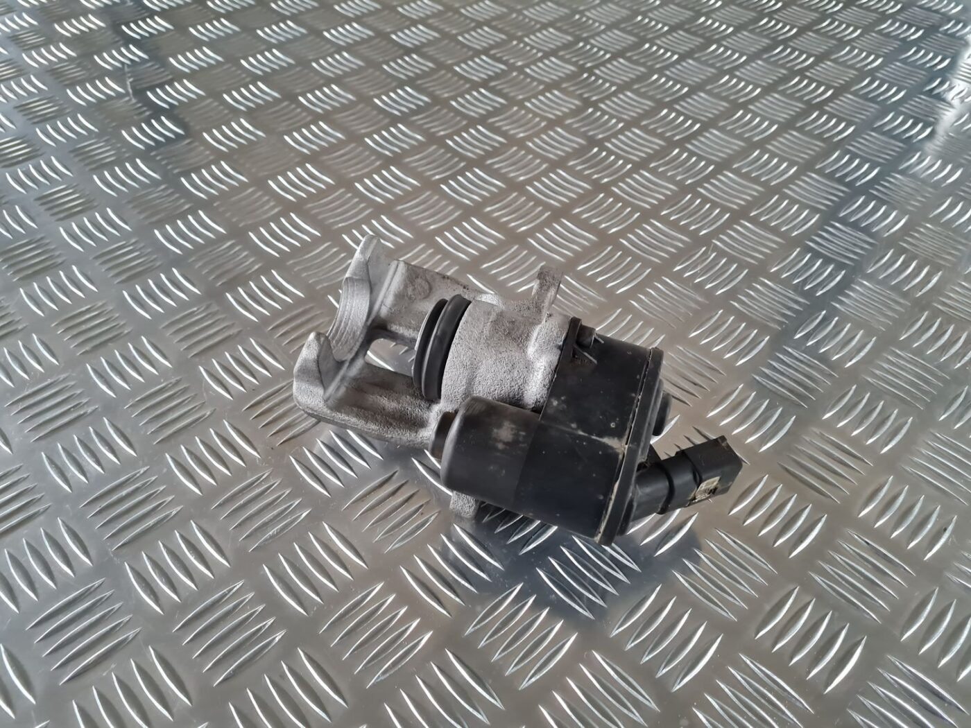 Aizmugurējais kreisais suports priekš AUDI A6 2008 6 Aizmugurējais kreisais suports priekš AUDI A6 2008