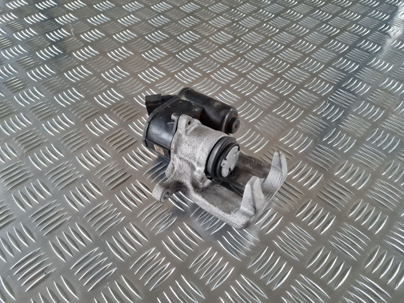 Aizmugurējais kreisais suports priekš AUDI A6 2008 5 Aizmugurējais kreisais suports priekš AUDI A6 2008