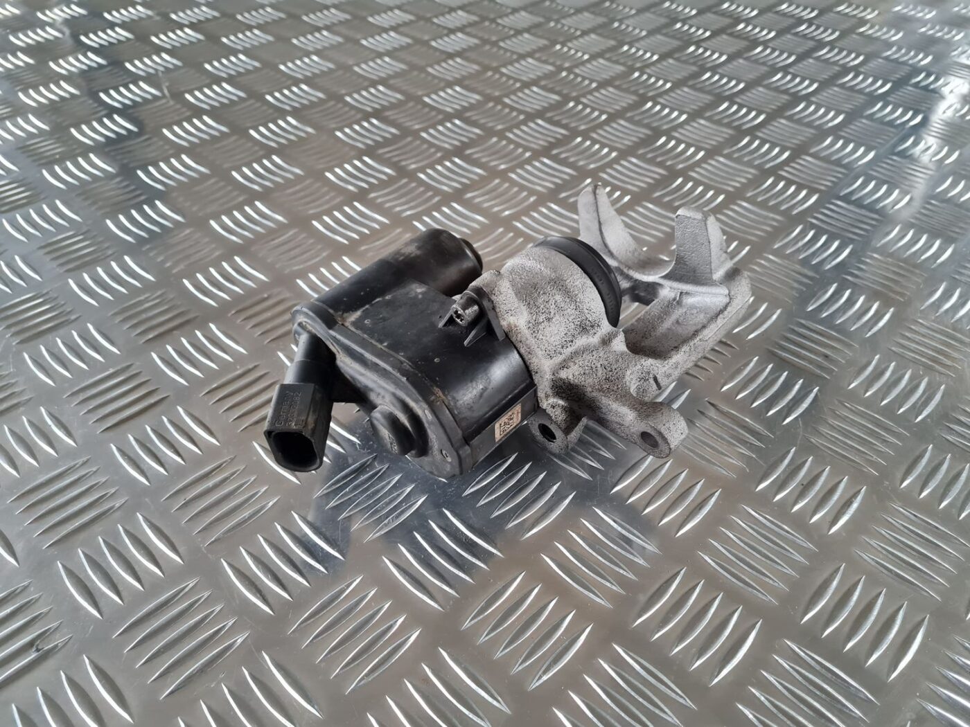 Aizmugurējais kreisais suports priekš AUDI A6 2008 3 Aizmugurējais kreisais suports priekš AUDI A6 2008