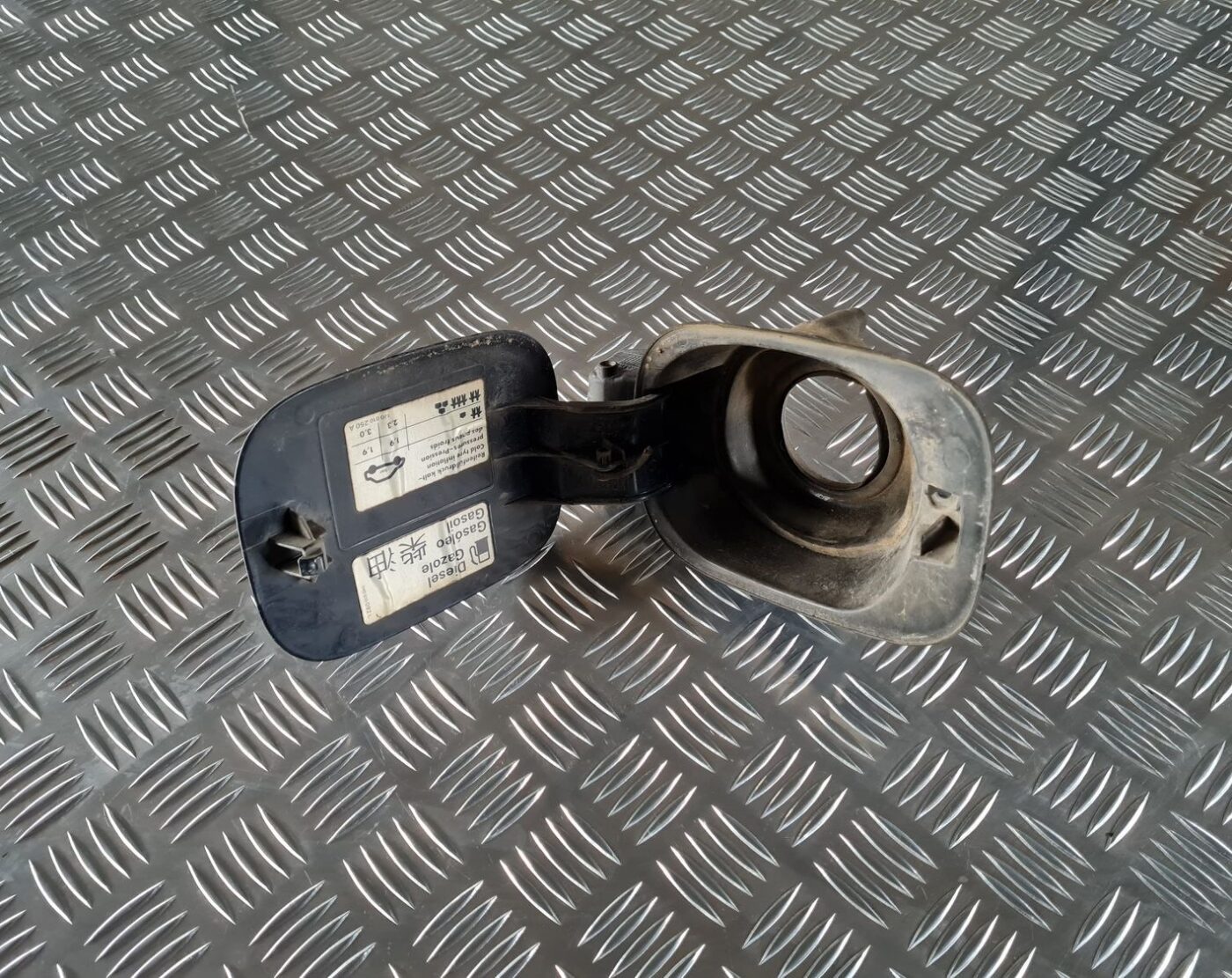 Degvielas tvertnes vāks priekš VW GOLF IV 1999