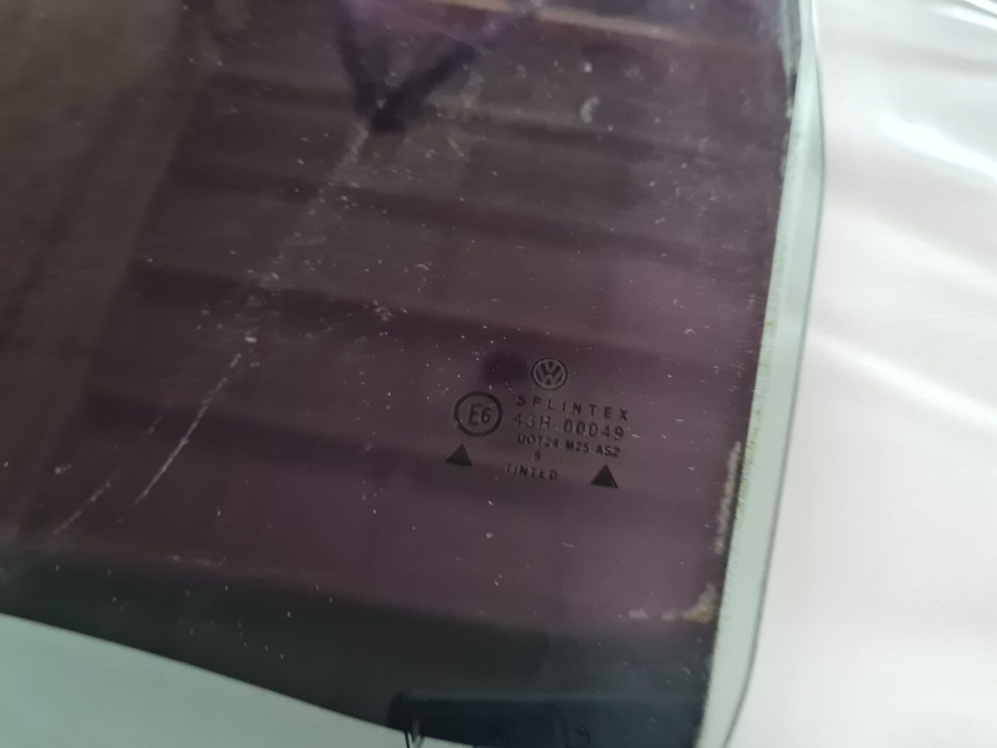 Aizmugurējo labo durvju stikls priekš VW GOLF IV 1999 2 Aizmugurējo labo durvju stikls priekš VW GOLF IV 1999