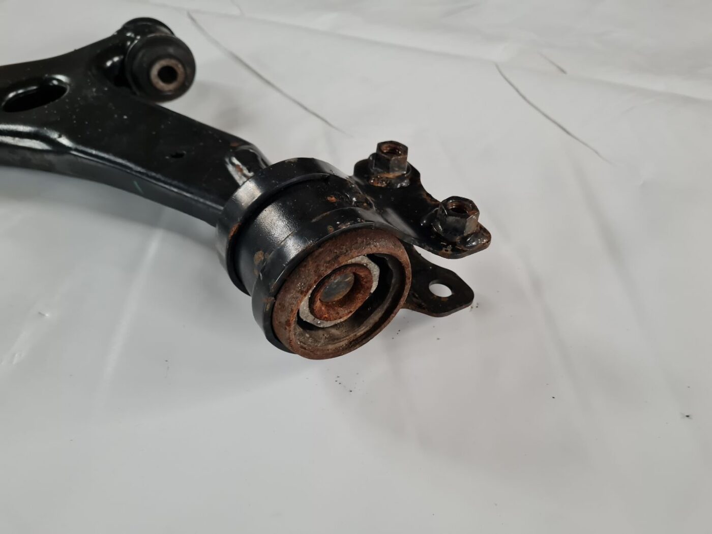 Priekšējas piekares svira priekš VOLVO C70 2008 2 Priekšējas piekares svira priekš VOLVO C70 2008