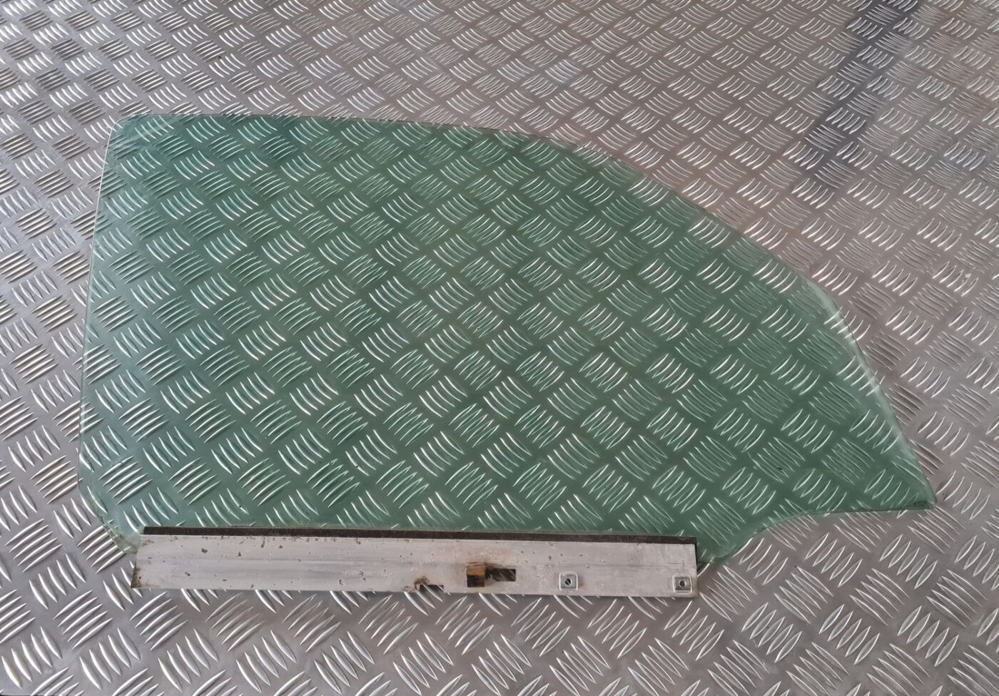 Priekšējo labo durvju stikls priekš OPEL MERIVA 2004 1 Priekšējo labo durvju stikls priekš OPEL MERIVA 2004