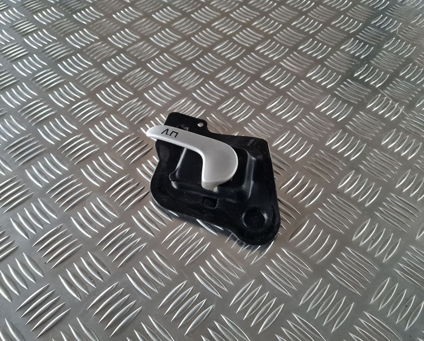 Salona durvju rokturis, aizmugures kreisais priekš OPEL MERIVA 2004 1 Salona durvju rokturis, aizmugures kreisais priekš OPEL MERIVA 2004