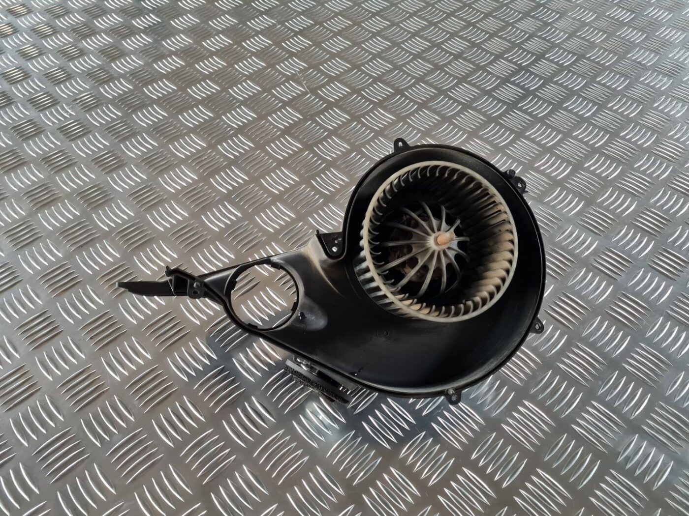 Salona ventilators priekš VOLVO S80 2007 Black