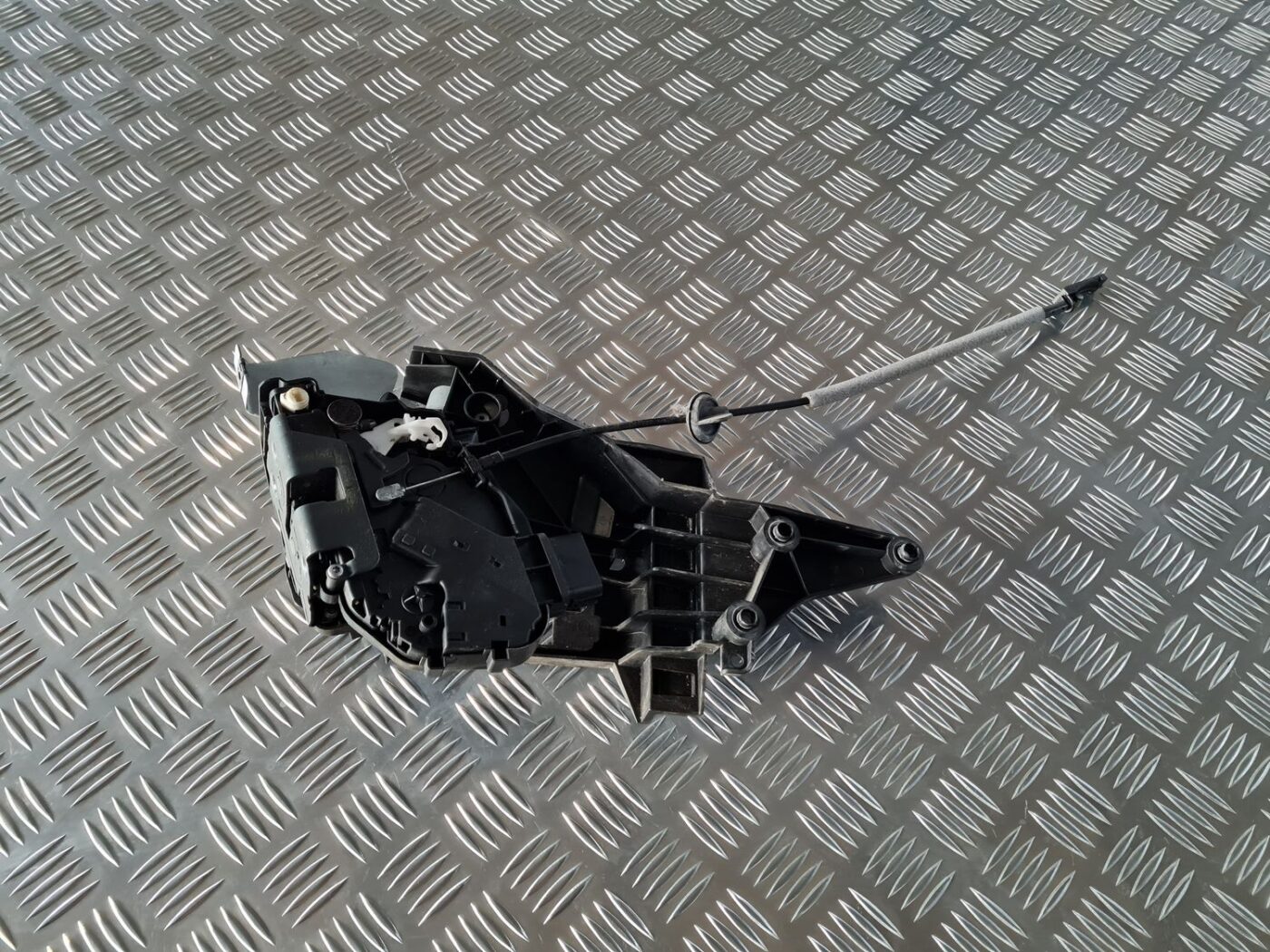 Aizmugurējo kreiso durvju slēdzene priekš VOLVO S80 2007 Black