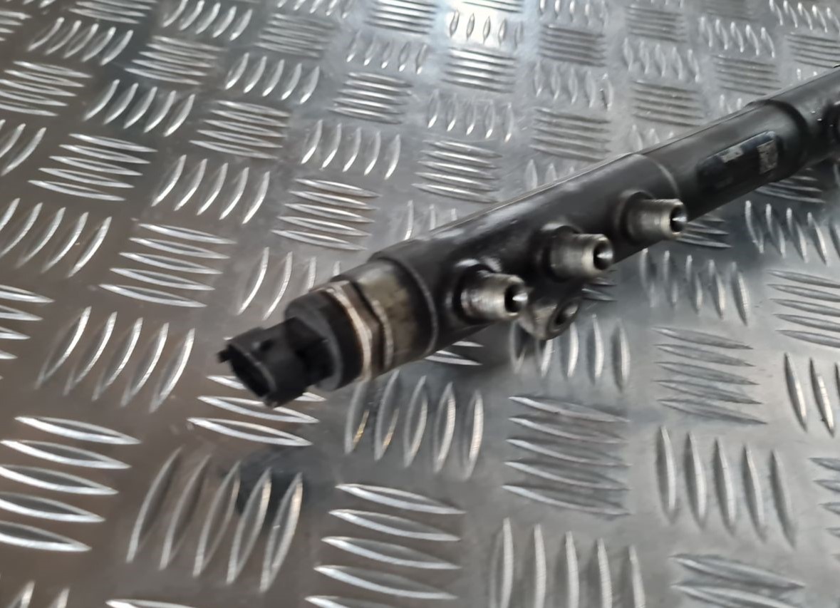 Degvielas sadales caurule priekš VOLVO S80 2007 Black