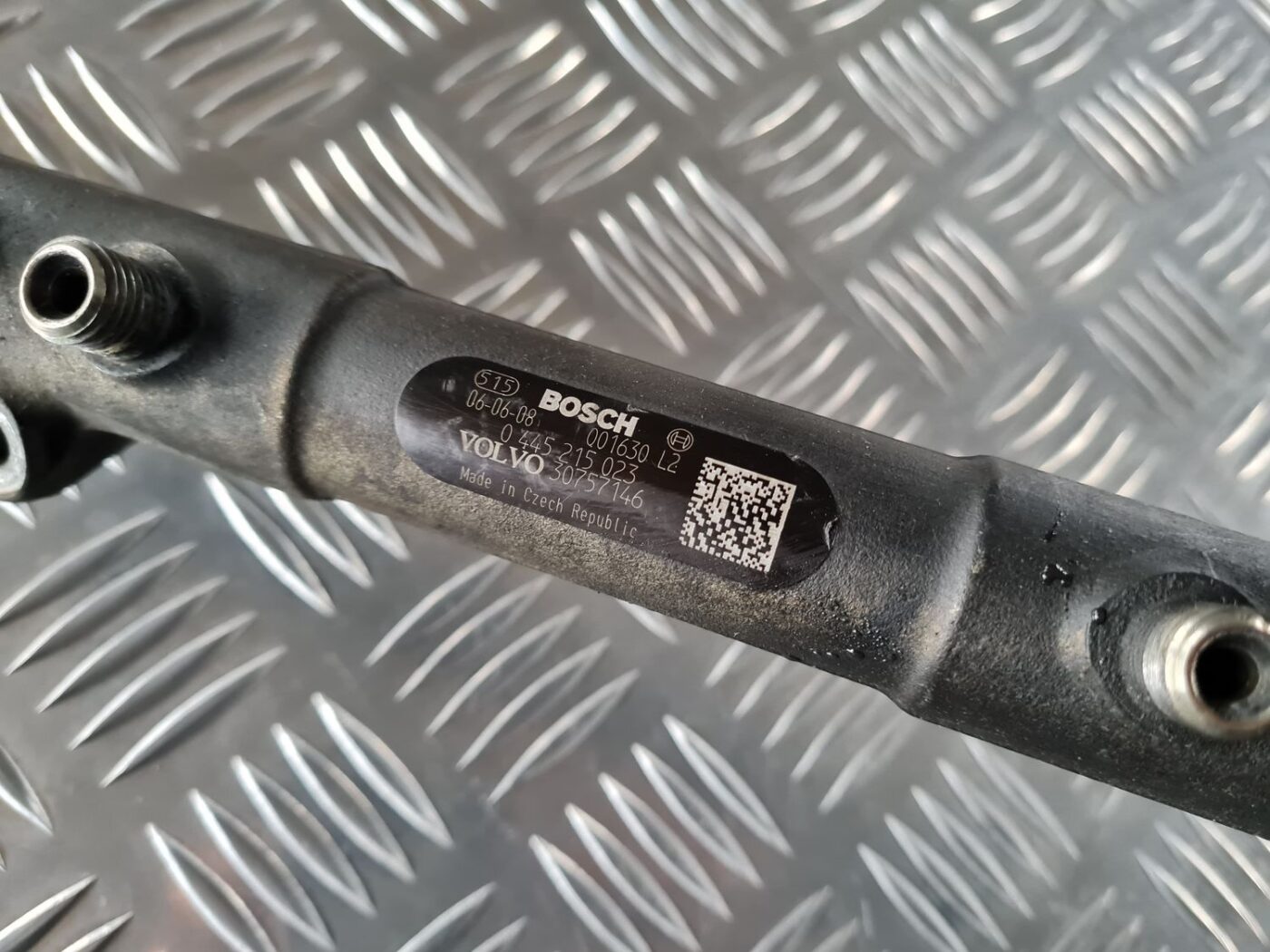 Degvielas sadales caurule priekš VOLVO S80 2007 Black