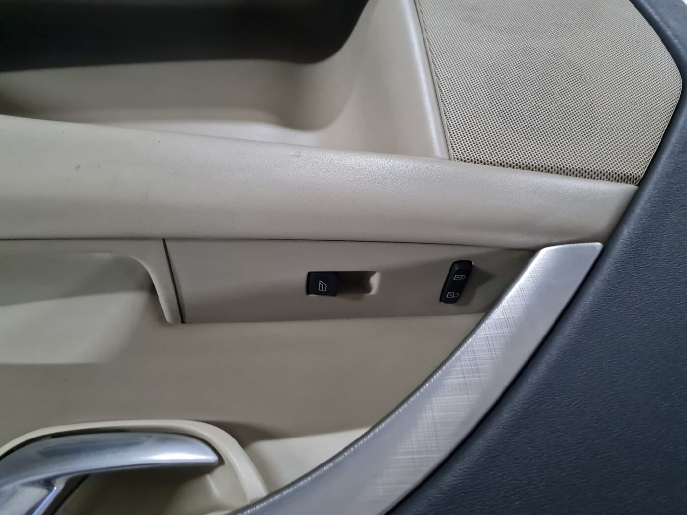 Priekšējo labo durvju apdare priekš VOLVO S80 2007 Black