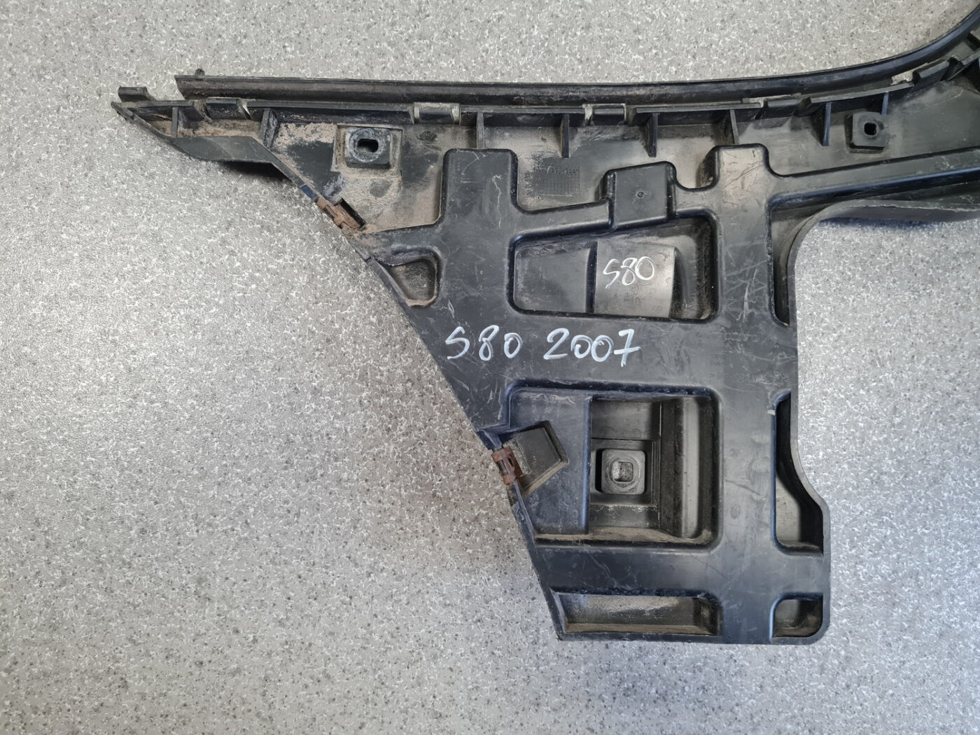 Aizmugurēja bufera kronšteins priekš VOLVO S80 2007 Black 2 Aizmugurēja bufera kronšteins priekš VOLVO S80 2007 Black