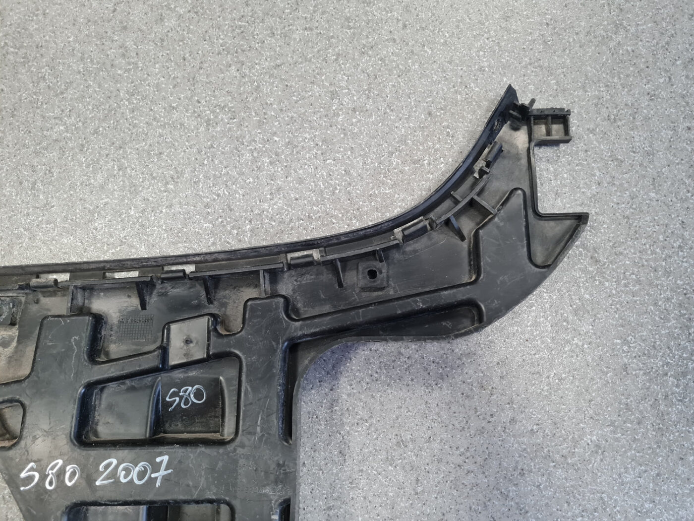 Aizmugurēja bufera kronšteins priekš VOLVO S80 2007 Black 5 Aizmugurēja bufera kronšteins priekš VOLVO S80 2007 Black