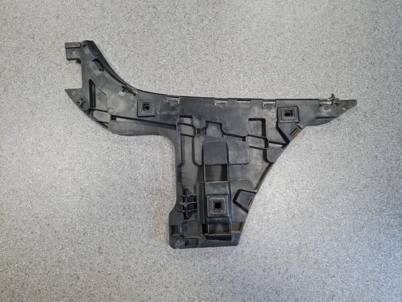 Aizmugurēja bufera kronšteins priekš VOLVO S80 2007 Black 4 Aizmugurēja bufera kronšteins priekš VOLVO S80 2007 Black