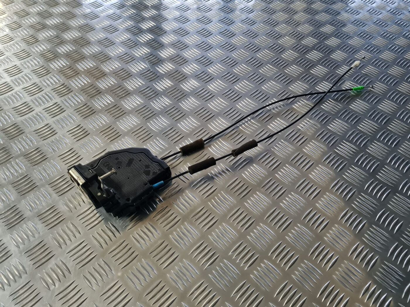 Priekšējo labo durvju slēdzene priekš TOYOTA AVENSIS 2010