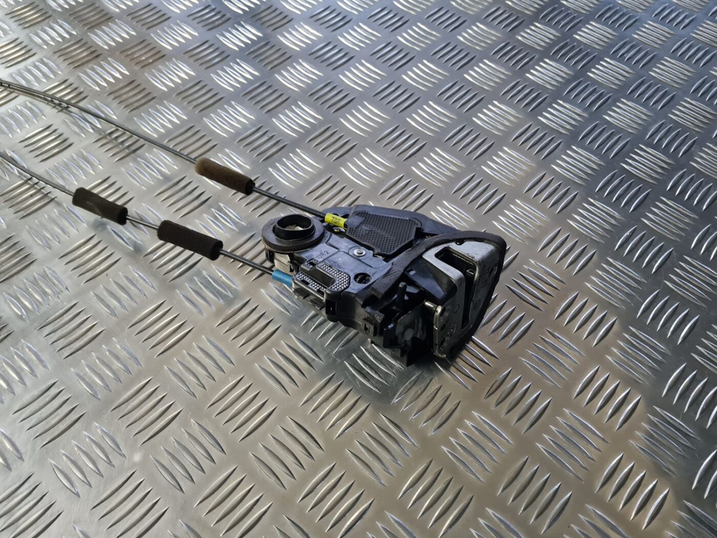 Priekšējo labo durvju slēdzene priekš TOYOTA AVENSIS 2010