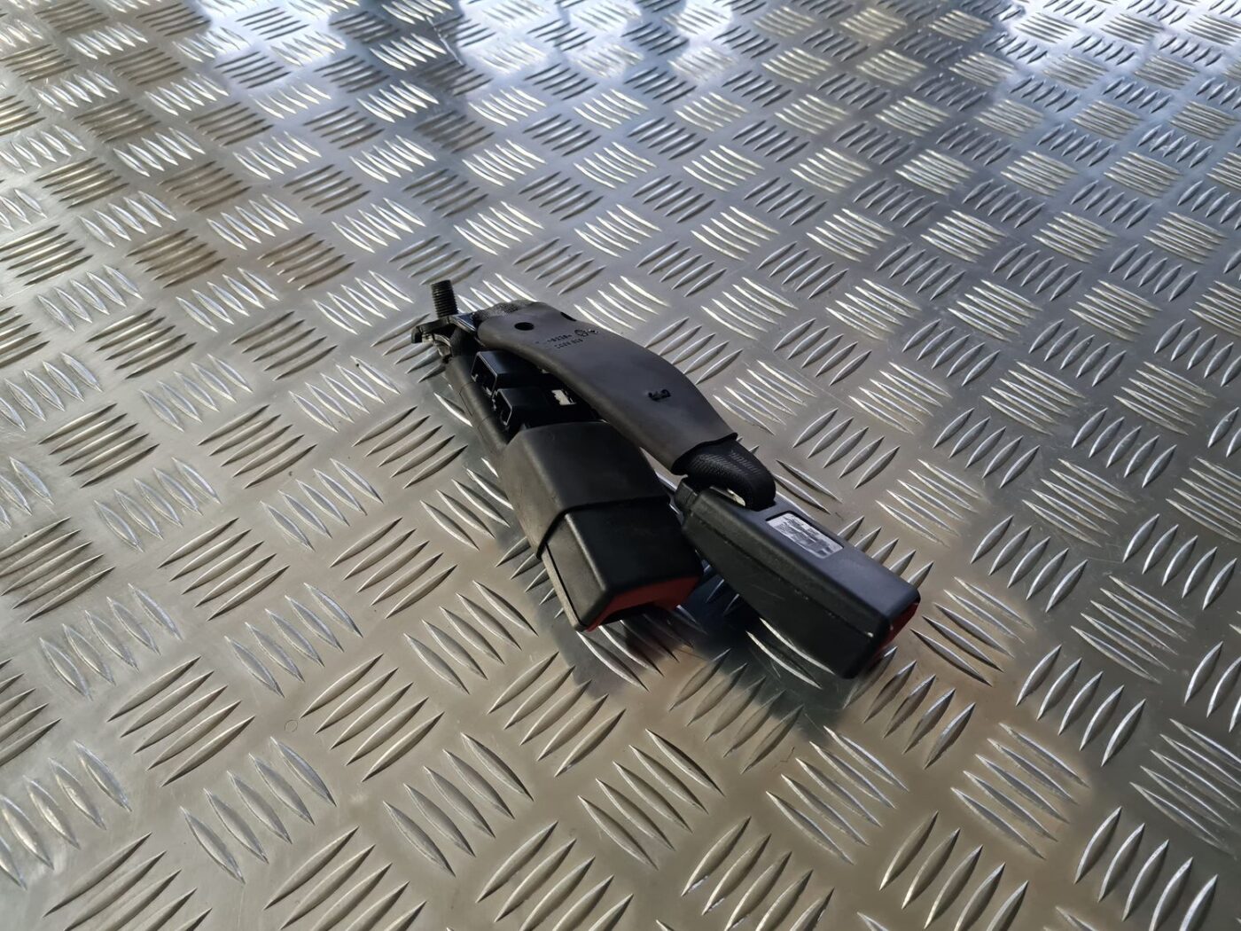 Aizmugurējā dubultā drošības jostas sprādze priekš TOYOTA AVENSIS 2010