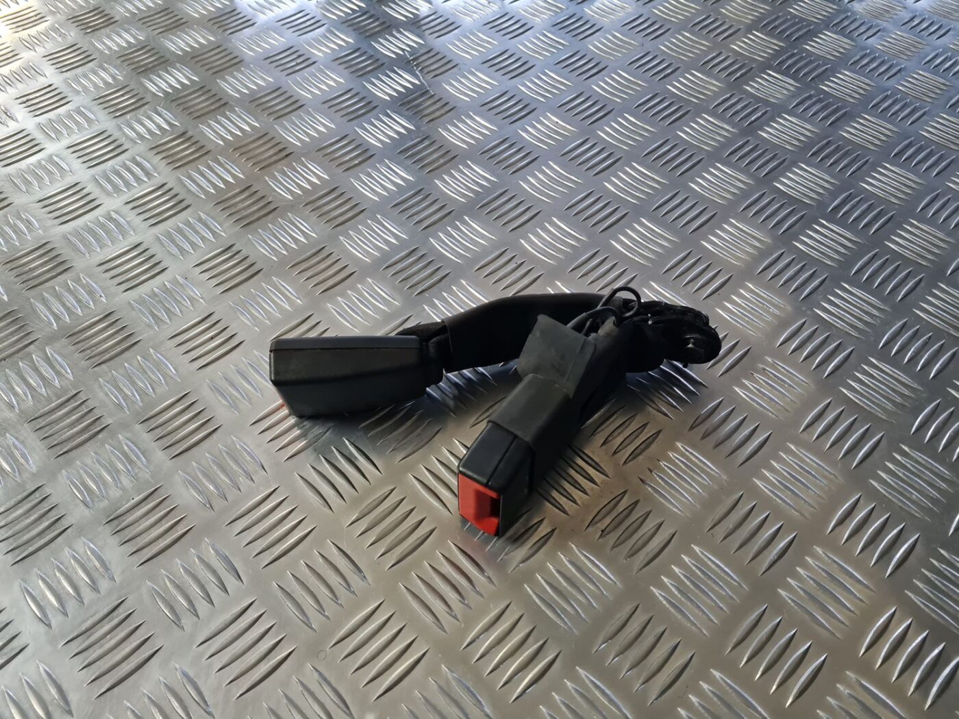 Aizmugurējā dubultā drošības jostas sprādze priekš TOYOTA AVENSIS 2010