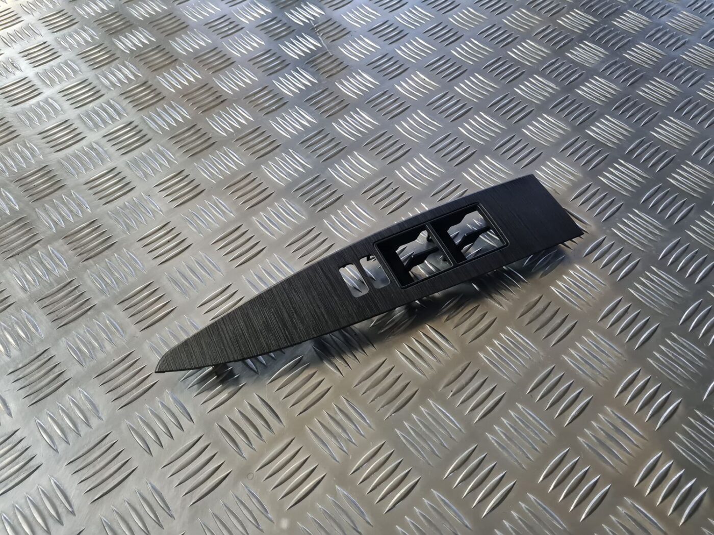 Durvju apdares uzlika priekš TOYOTA AVENSIS 2010 1 Durvju apdares uzlika priekš TOYOTA AVENSIS 2010