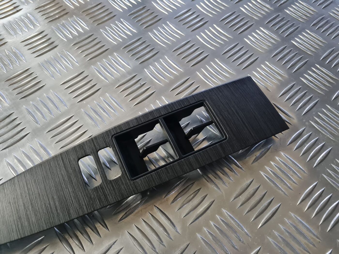 Durvju apdares uzlika priekš TOYOTA AVENSIS 2010 2 Durvju apdares uzlika priekš TOYOTA AVENSIS 2010