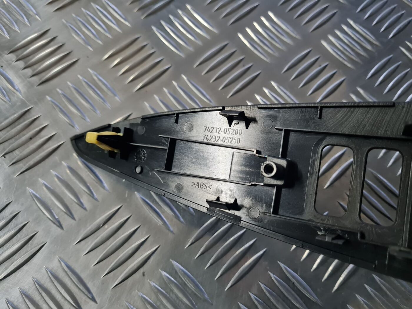 Durvju apdares uzlika priekš TOYOTA AVENSIS 2010 3 Durvju apdares uzlika priekš TOYOTA AVENSIS 2010