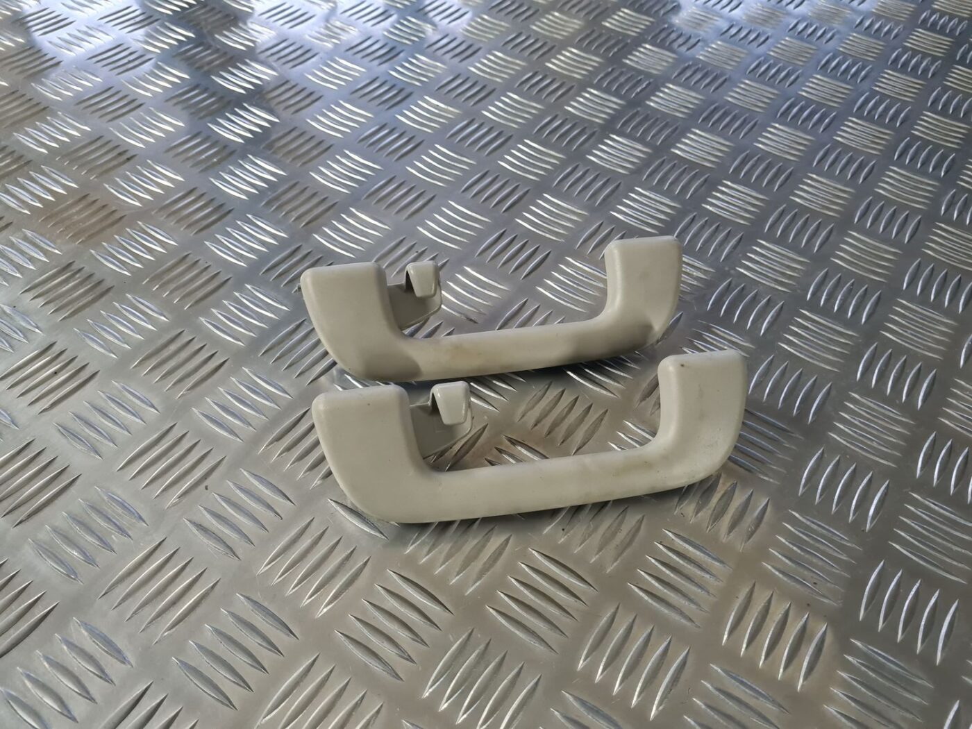 Salona rokturis griestos priekš TOYOTA AVENSIS 2010