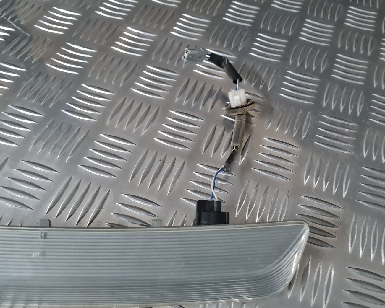 Stop signāls priekš TOYOTA AVENSIS 2010 7 Stop signāls priekš TOYOTA AVENSIS 2010