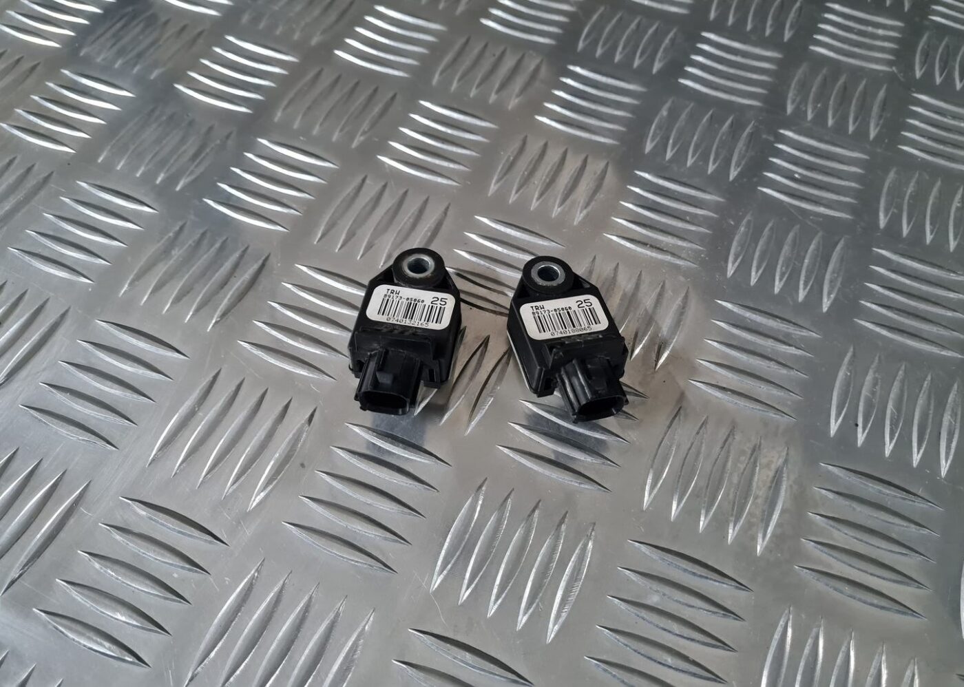 Drošības spilvena trieciensensors priekš TOYOTA AVENSIS 2010 1 Drošības spilvena trieciensensors priekš TOYOTA AVENSIS 2010