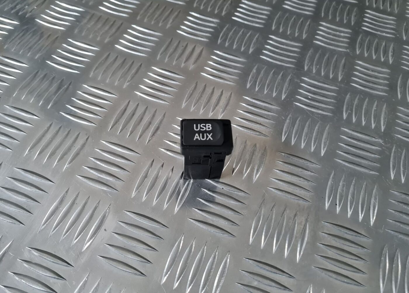 USB/AUX adapteris priekš TOYOTA AVENSIS 2010