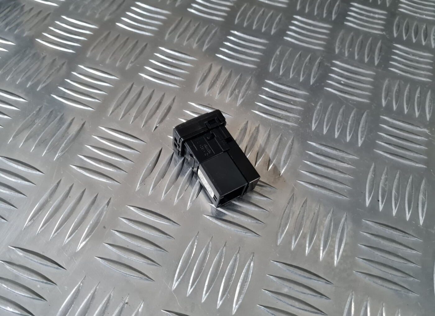 USB/AUX adapteris priekš TOYOTA AVENSIS 2010