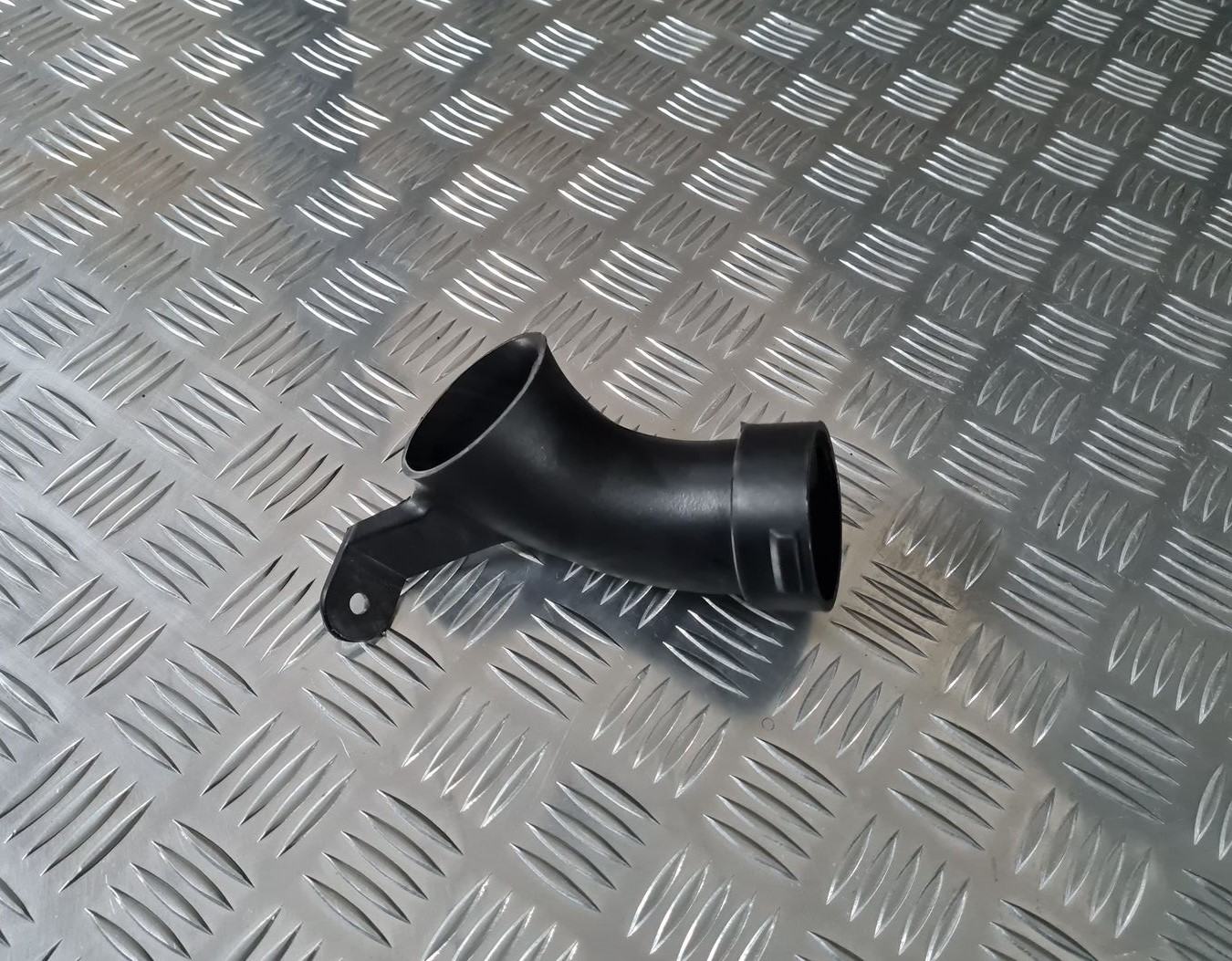 Gaisa filtra korpusa caurule priekš TOYOTA AVENSIS 2010