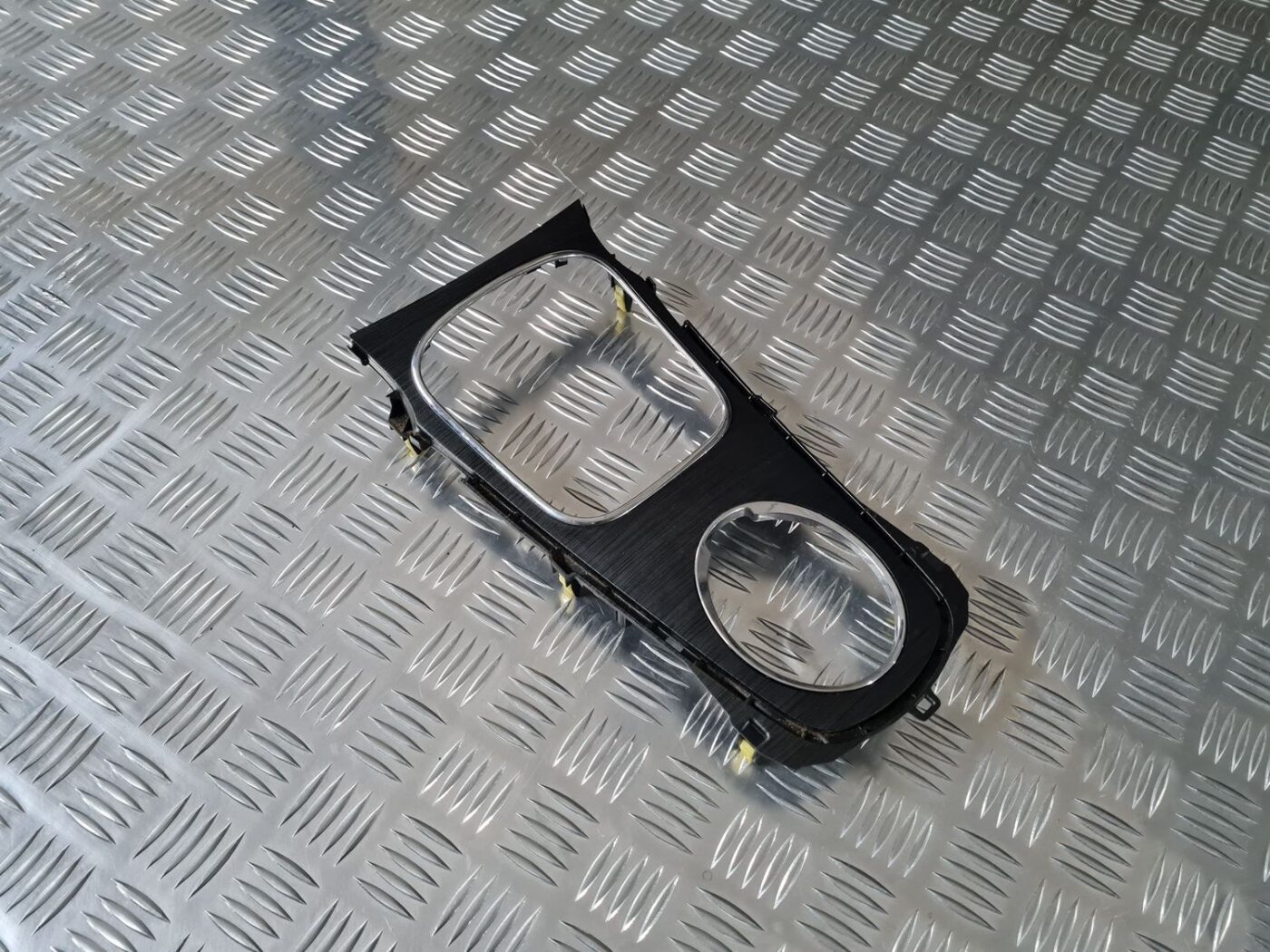 Dekoratīvs rāmis pārnesumu selektoram priekš TOYOTA AVENSIS 2010 1 Dekoratīvs rāmis pārnesumu selektoram priekš TOYOTA AVENSIS 2010