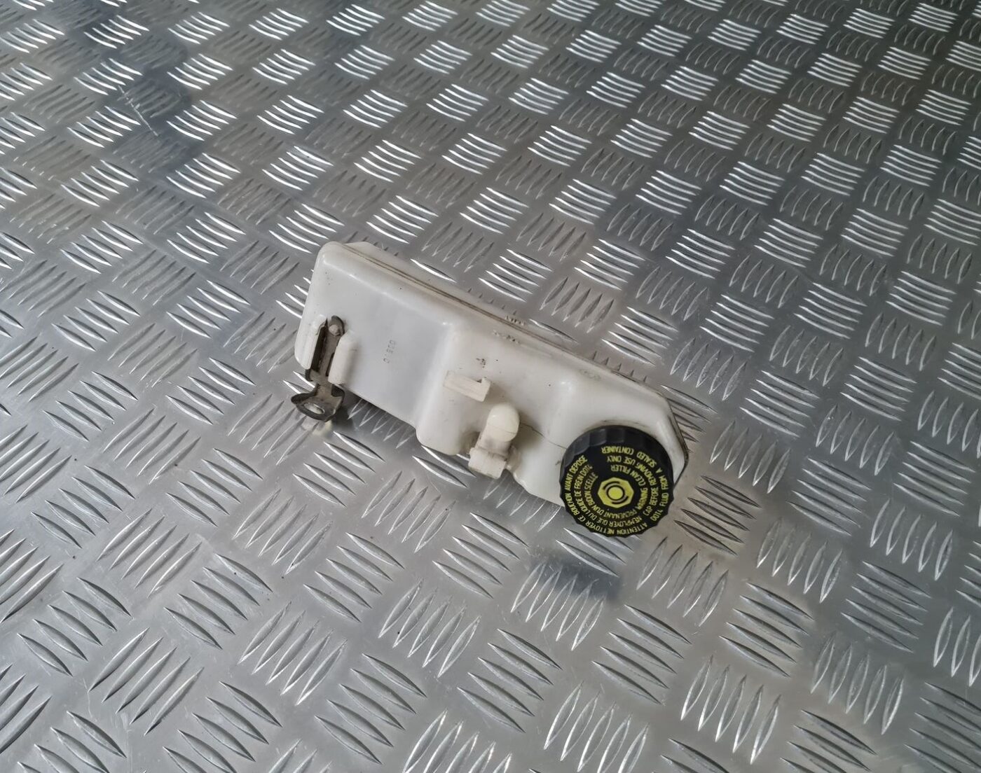 Bremžu šķidruma tvertne priekš TOYOTA AVENSIS 2010 4 Bremžu šķidruma tvertne priekš TOYOTA AVENSIS 2010