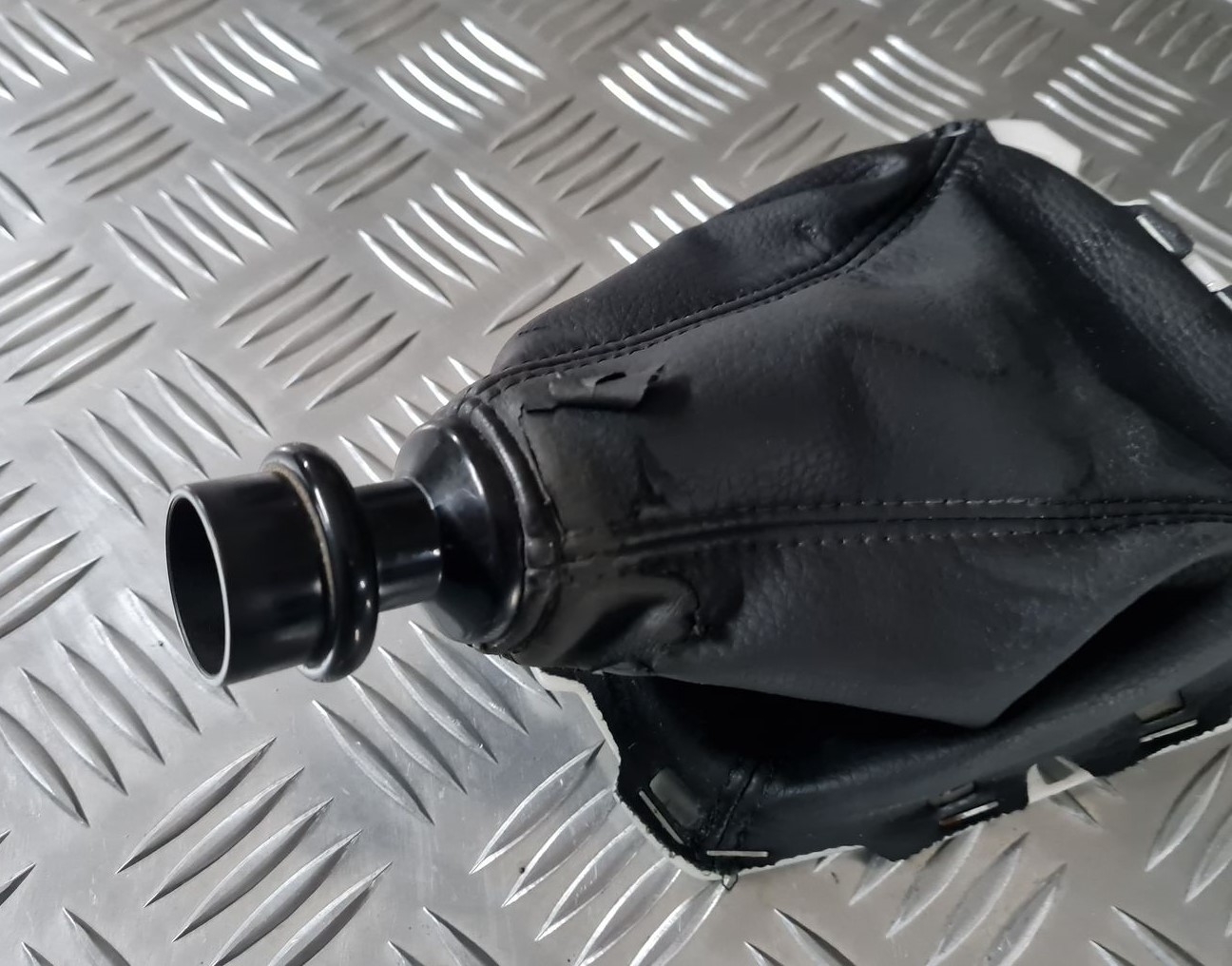 Pārnesumu pārslēgšanas kloķa auduma pārvalks priekš TOYOTA AVENSIS 2010 2 Pārnesumu pārslēgšanas kloķa auduma pārvalks priekš TOYOTA AVENSIS 2010