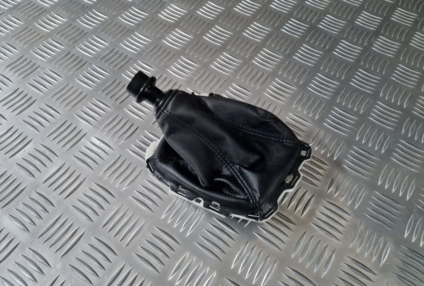 Pārnesumu pārslēgšanas kloķa auduma pārvalks priekš TOYOTA AVENSIS 2010 7 Pārnesumu pārslēgšanas kloķa auduma pārvalks priekš TOYOTA AVENSIS 2010