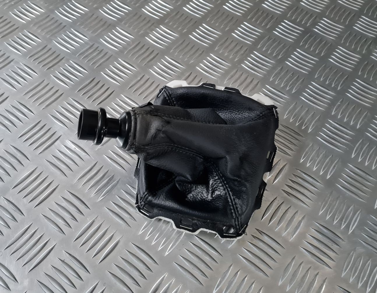 Pārnesumu pārslēgšanas kloķa auduma pārvalks priekš TOYOTA AVENSIS 2010 6 Pārnesumu pārslēgšanas kloķa auduma pārvalks priekš TOYOTA AVENSIS 2010