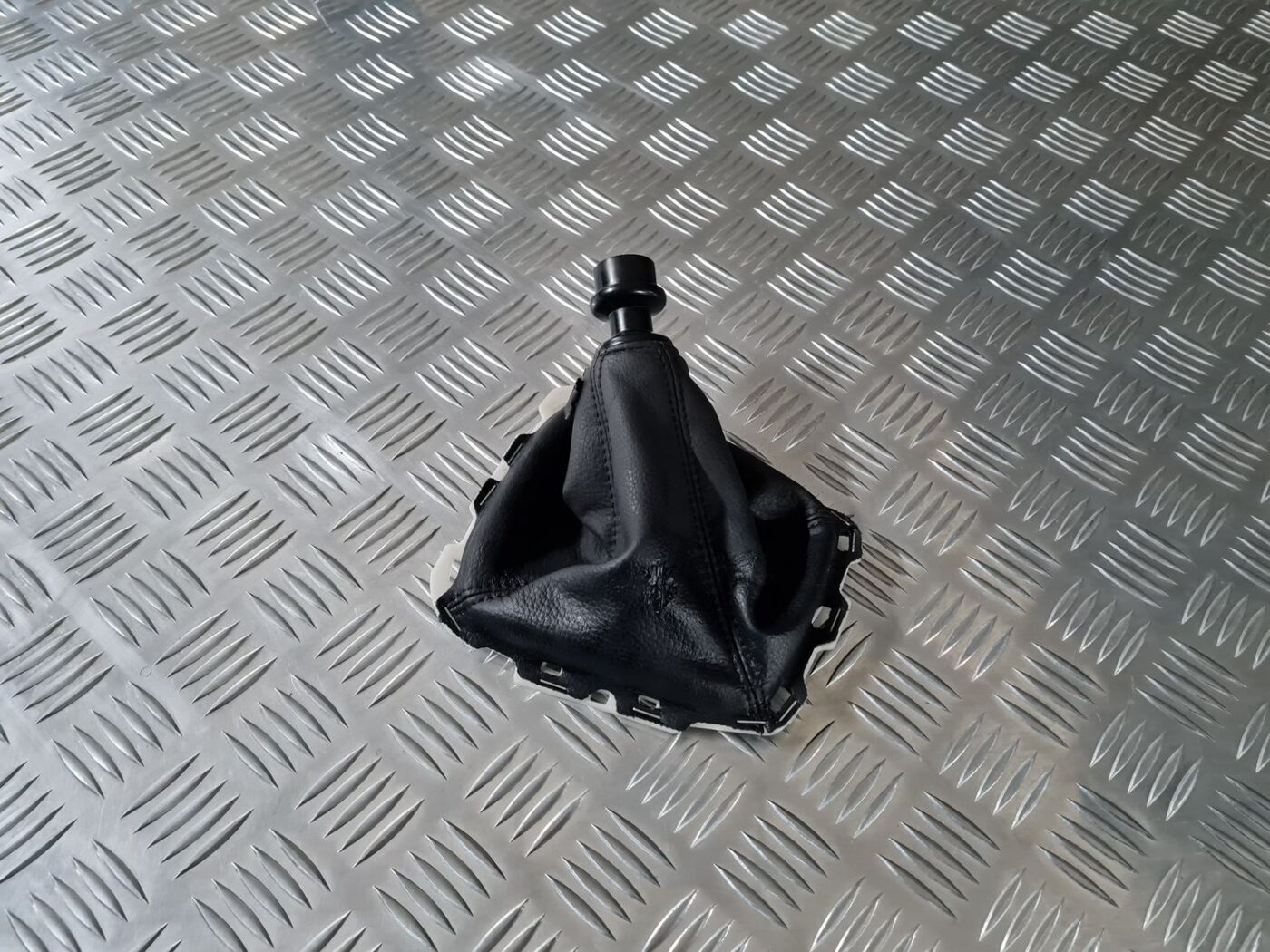 Pārnesumu pārslēgšanas kloķa auduma pārvalks priekš TOYOTA AVENSIS 2010 5 Pārnesumu pārslēgšanas kloķa auduma pārvalks priekš TOYOTA AVENSIS 2010