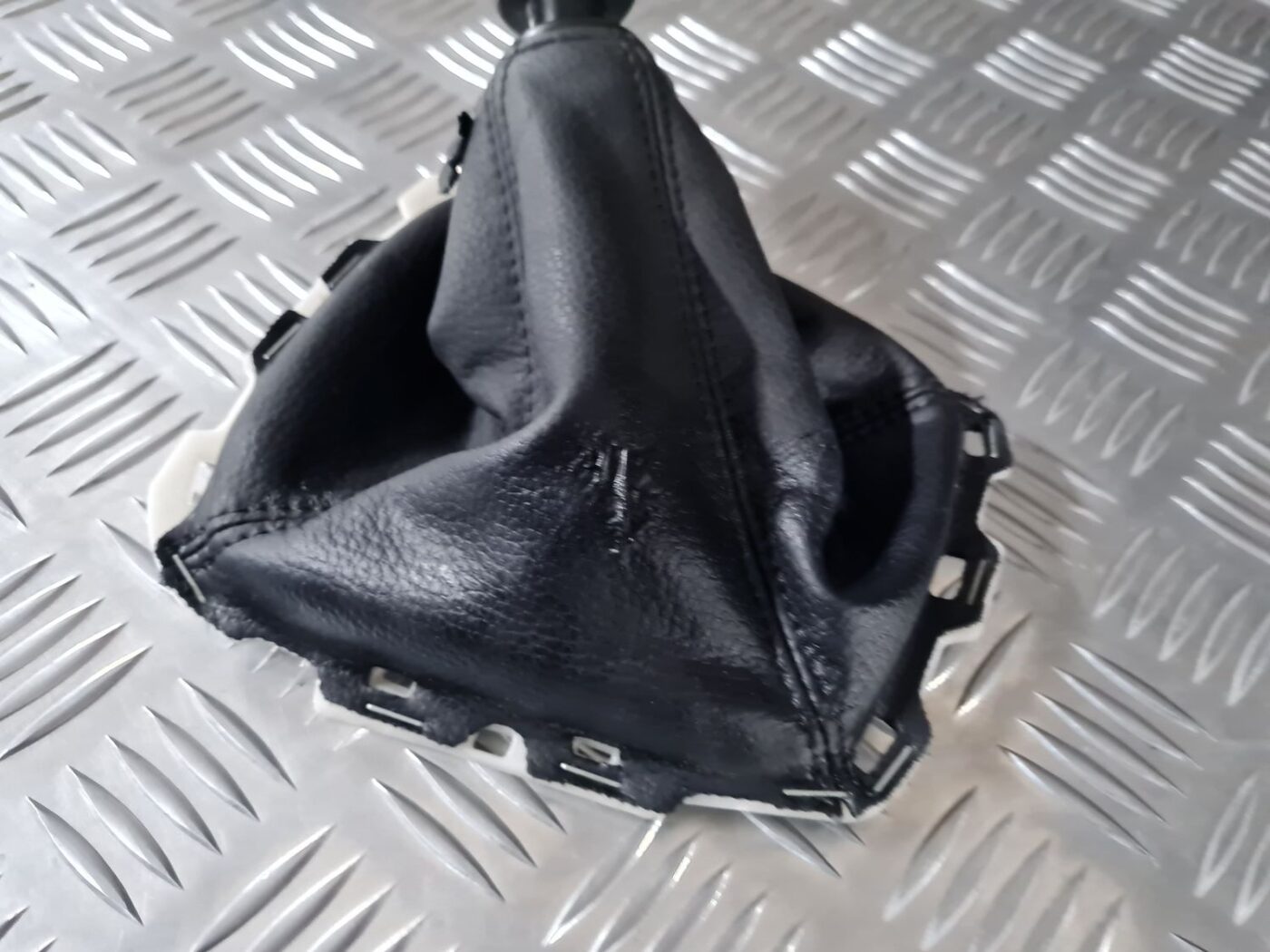 Pārnesumu pārslēgšanas kloķa auduma pārvalks priekš TOYOTA AVENSIS 2010 4 Pārnesumu pārslēgšanas kloķa auduma pārvalks priekš TOYOTA AVENSIS 2010