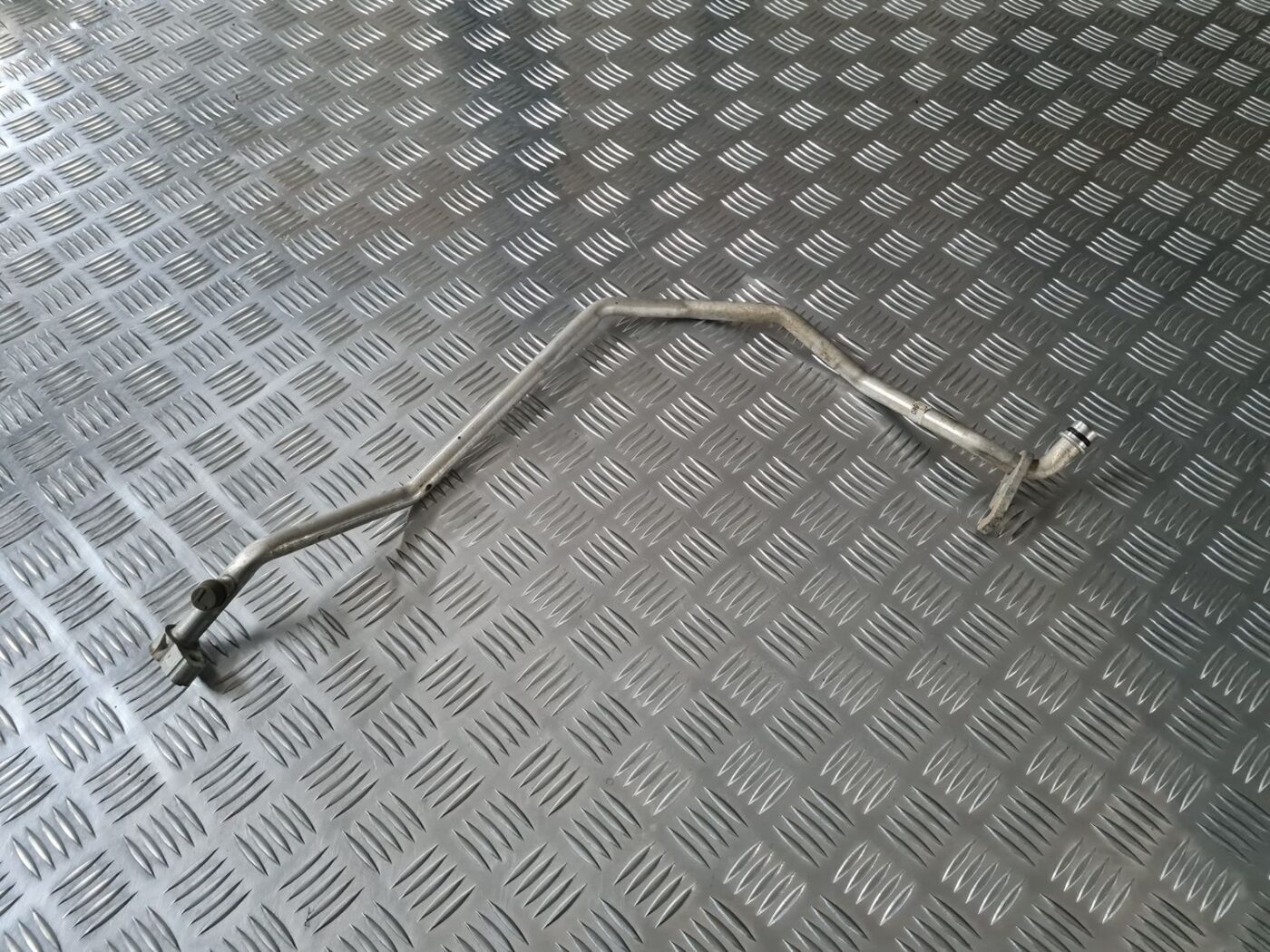 Gaisa kondicioniera galvenā caurule priekš TOYOTA AVENSIS 2010